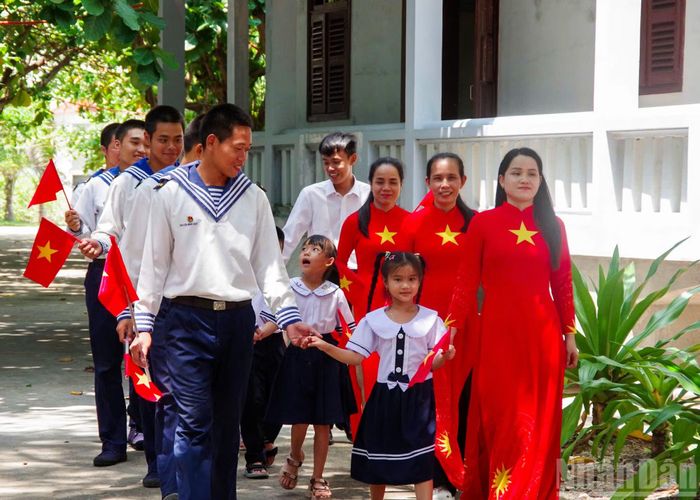 Cán bộ, chiến sĩ, phụ huynh trên đảo Trường Sa hân hoan đưa các em học sinh đến trường.