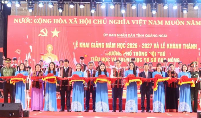 Phó Giáo sư, Tiến sĩ Đoàn Minh Huấn, Ủy viên Bộ Chính trị, Giám đốc Học viện Chính trị quốc gia Hồ Chí Minh cùng các đại biểu và thực hiện nghi thức cắt băng khánh thành, bàn giao trường phổ thông nội trú liên cấp tại các xã biên giới đất liền trên địa bàn Quảng Ngãi vào sử dụng. (Ảnh: HIỂN CỪ)
