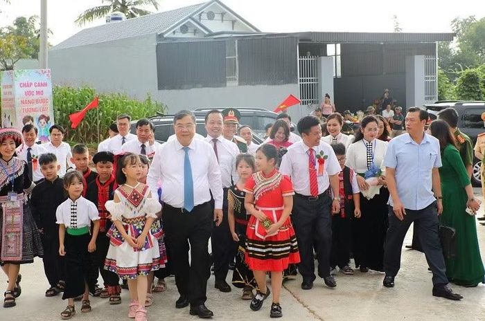 Thầy và trò Trường Phổ thông nội trú liên cấp Thanh Nưa vui mừng đón đồng chí Phó Thủ tướng Thường trực... Ảnh: LÊ LAN