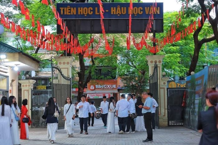Từ 5 giờ 40 phút, nhiều học sinh Trường THPT Việt Đức đã tới trường, háo hức đón chờ Lễ khai giảng năm học mới 2026 - 2027. Ảnh: Hoàng Hiếu - TTXVN