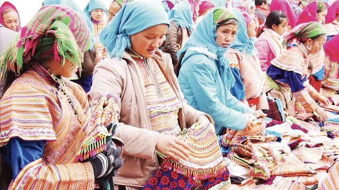 Sắc màu thổ cẩm rực rỡ ở chợ phiên Si Ma Cai (Lào Cai) là điểm nhấn thu hút khách du lịch. (Ảnh: THI PHONG)