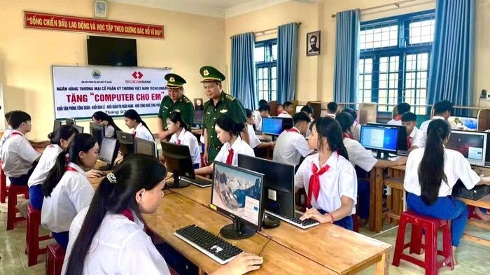 Đồn Biên phòng cửa khẩu quốc tế Lao Bảo tặng 35 bộ máy tính cho Trường tiểu học và trung học cơ sở Tân Thành trước ngày khai giảng. (Ảnh: HG)
