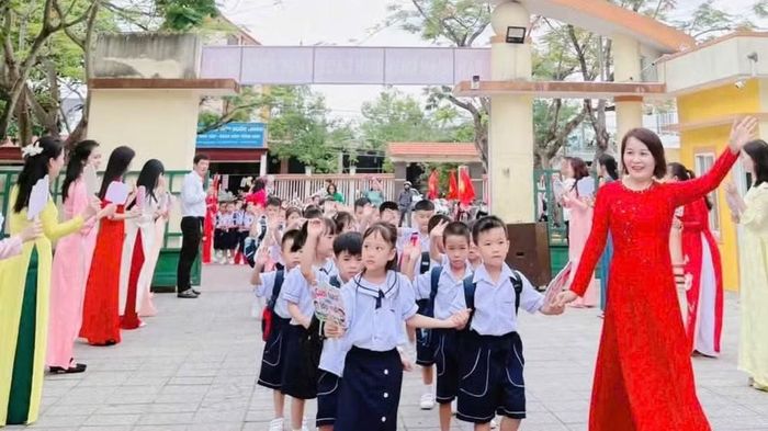 Cô giáo ở Trường tiểu học Đồng Thuận, phường Đồng Thuận đón các em học sinh lớp 1 trong ngày khai giảng.