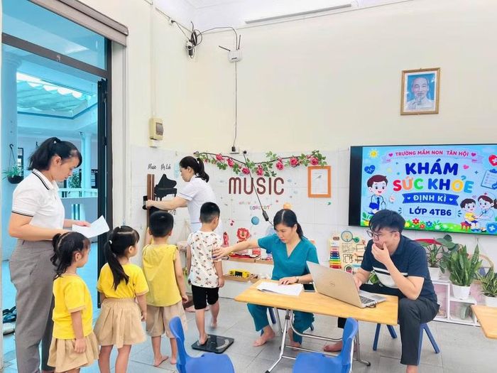 Trường Mầm non Tân Hội, xã Ô Diên, Hà Nội, tổ chức khám sức khỏe đầu năm cho trẻ.