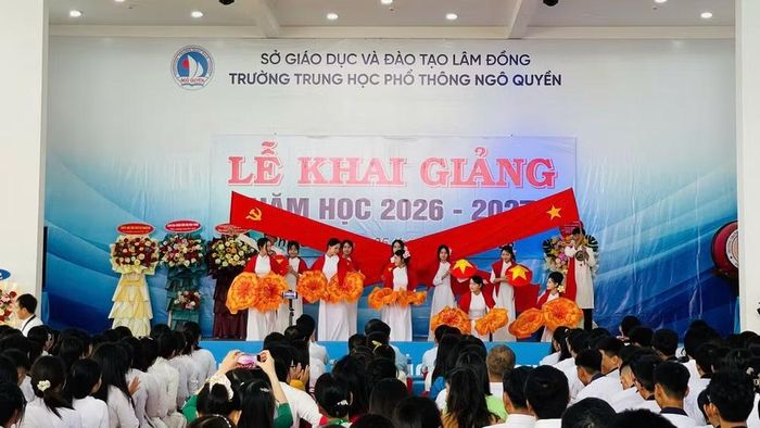 Tiết mục văn nghệ của các học sinh. (Ảnh: NGUYỄN HẢI)