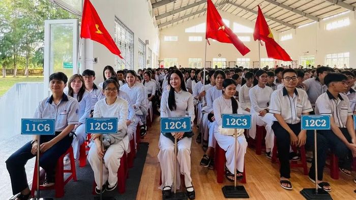 Các em học sinh phấn khởi khai giảng năm học mới. (Ảnh: NGUYỄN HẢI)