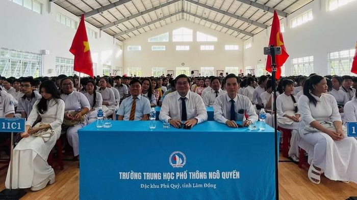 Các lãnh đạo đặc khu tham dự lễ khai giảng. (Ảnh: NGUYỄN HẢI)