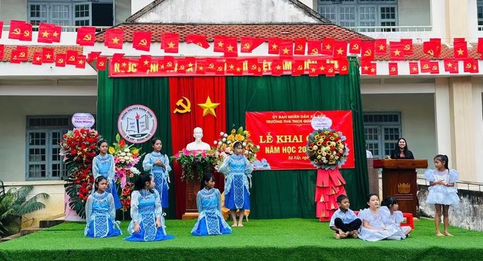 Tiết mục văn nghệ do các em học sinh biểu diễn mừng năm học mới.