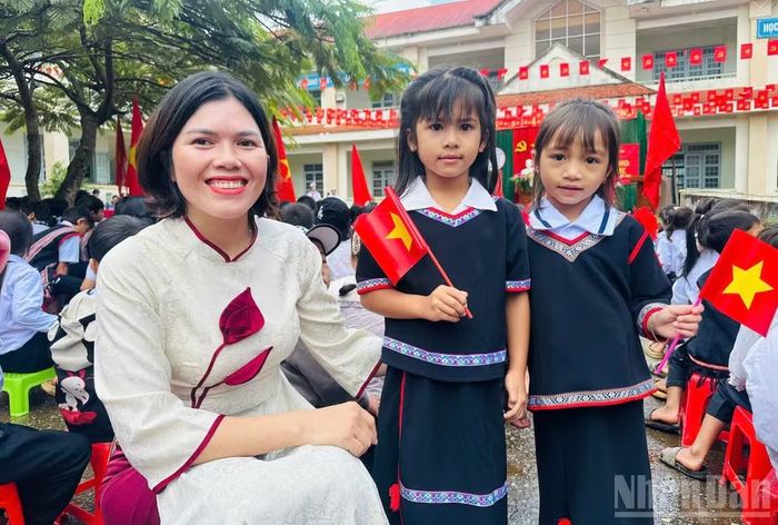 Thầy cô giáo các điểm trường vùng sâu, vùng xa xã Xốp đón học sinh đến trường.