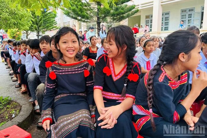 Học sinh Gié Triêng tỉnh Quảng Ngãi được chăm lo với môi trường học tập tốt nhất.