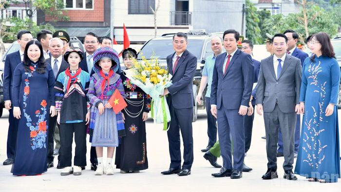 Lãnh đạo, thầy và trò Trường phổ thông nội trú tiểu học và trung học cơ sở Mường Khương (Lào Cai) nồng nhiệt chào đón Thủ tướng Chính phủ Lê Minh Hưng. (Ảnh: THANH GIANG)