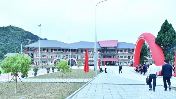 Cơ sở vật chất Trường phổ thông nội trú tiểu học và trung học cơ sở Mường Khương trong Lễ khai giảng năm học mới. (Ảnh: THANH GIANG)