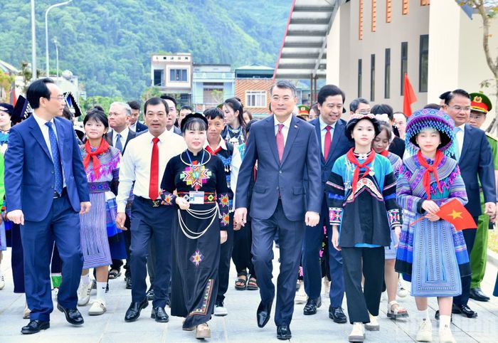 Thủ tướng Chính phủ Lê Minh Hưng tới dự Lễ Khai giảng năm học 2026-2027 và khánh thành các trường phổ thông nội trú liên cấp tại các xã biên giới đất liền. (Ảnh: THANH GIANG)