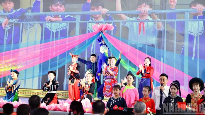 Một tiết mục văn nghệ đặc sắc tại Trường phổ thông nội trú tiểu học và trung học cơ sở Mường Khương. (Ảnh: THANH GIANG)