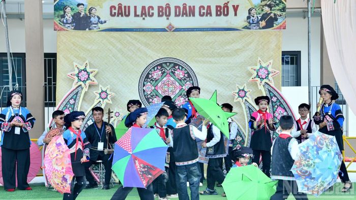 Các học sinh trong Câu lạc bộ Dân ca Bố Y biểu diễn nhân dịp buổi lễ. (Ảnh: THANH GIANG)