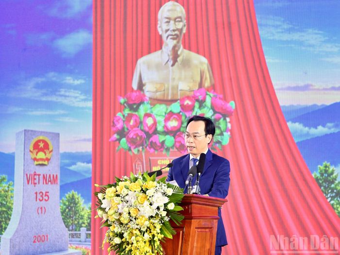 Bộ trưởng Giáo dục và Đào tạo Hoàng Minh Sơn trân trọng đọc Thư của Tổng Bí thư, Chủ tịch nước Tô Lâm gửi các thế hệ nhà giáo, học sinh và toàn ngành giáo dục nhân dịp năm học mới. (Ảnh: THANH GIANG)