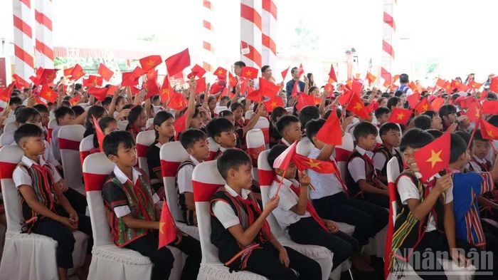 Học sinh xã biên giới Dục Nông háo hức trong ngày khai giảng năm học mới và khánh thành Trường nội trú liên cấp vùng biên xã Dục Nông. (Ảnh: HIỂN CỪ)