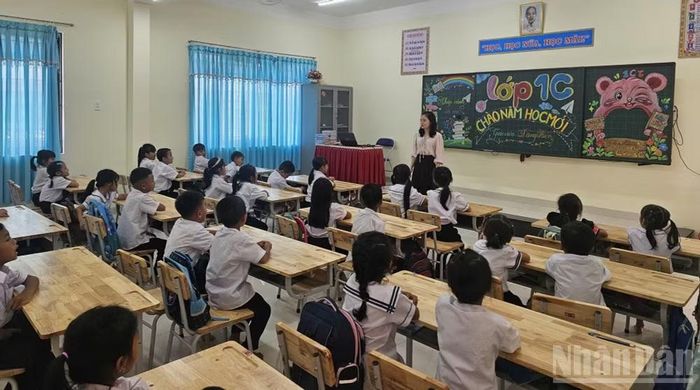 Những ngôi trường mới khang trang là nơi nuôi dưỡng ước mơ và khát vọng vươn lên của thế hệ trẻ vùng biên giới. (Ảnh: HIỂN CỪ)