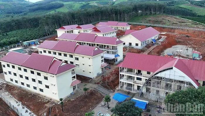 Diện mạo Trường phổ thông nội trú liên cấp tiểu học, trung học cơ sở xã Sa Loong. (Ảnh: HIỂN CỪ)