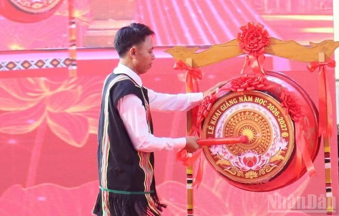 Lãnh đạo Trường phổ thông nội trú liên cấp tiểu học, trung học cơ sở xã Dục Nông thực hiện nghi thức đánh trống khai giảng năm học mới 2026-2027. (Ảnh: HIỂN CỪ)