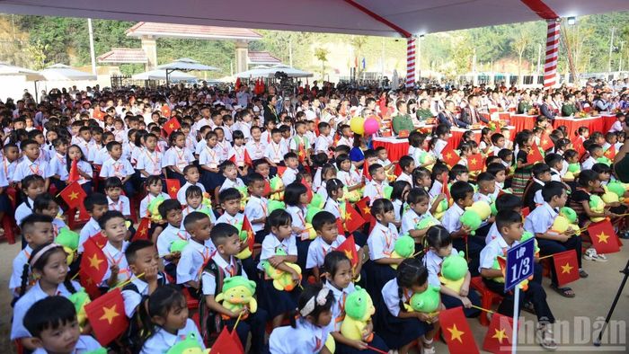 Các em học sinh Tây Giang tại ngày khai giảng. (Ảnh: CÔNG VINH)