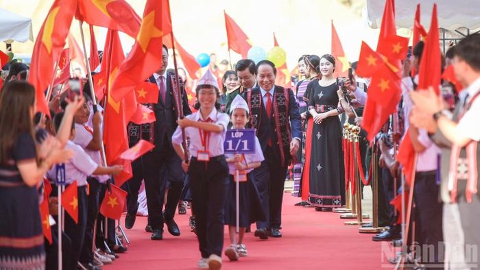 Phó Thủ tướng Lê Tiến Châu dự lễ khai giảng Trường phổ thông nội trú tiểu học và trung học cơ sở Tây Giang. (Ảnh: CÔNG VINH)