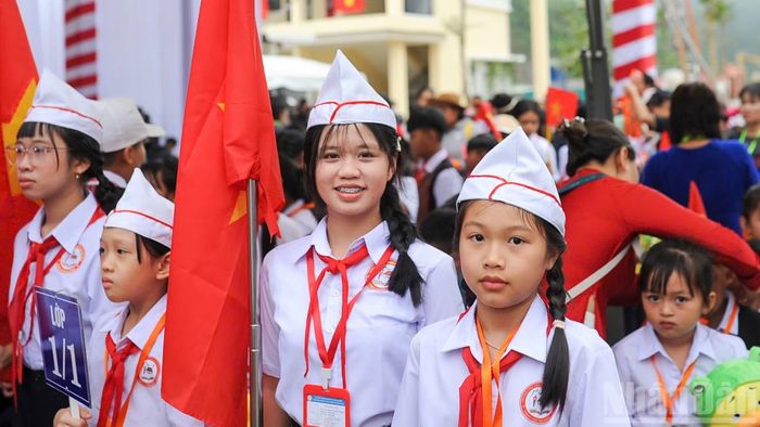 Không khí phấn khởi trong ngày khai giảng. (Ảnh: CÔNG VINH)