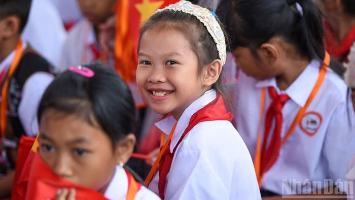Những nụ cười rạng rỡ tại ngày khai giảng. (Ảnh: CÔNG VINH)