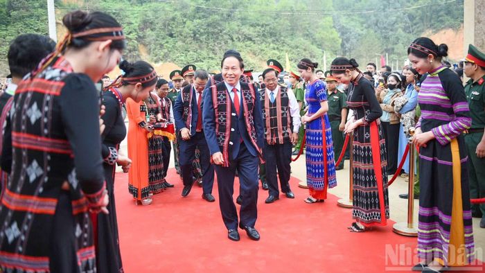 Phó Thủ tướng Lê Tiến Châu dự lễ khai giảng và khánh thành Trường phổ thông nội trú tiểu học và trung học cơ sở Tây Giang. (Ảnh: CÔNG VINH)