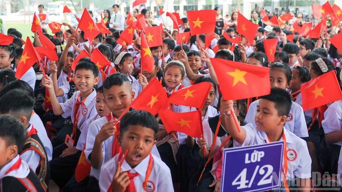 Các em học sinh Tây Giang hân hoan trong ngày khai giảng năm học mới. (Ảnh: CÔNG VINH)