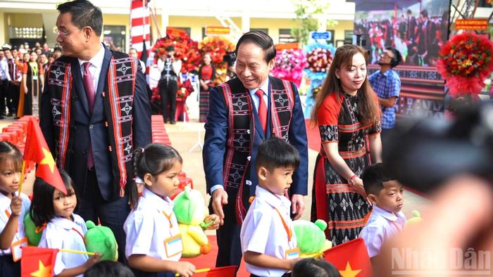 Phó Thủ tướng Lê Tiến Châu với các em học sinh Tây Giang. (Ảnh: CÔNG VINH)