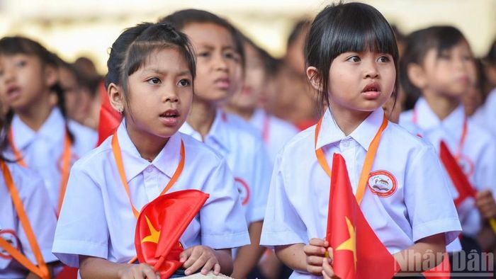 Các em học sinh Tây Giang tại ngày khai giảng. (Ảnh: CÔNG VINH)
