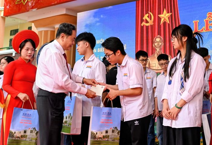 Chủ tịch Quốc hội Trần Thanh Mẫn trao quà, tặng các em học sinh có hoàn cảnh khó khăn vươn lên trong học tập. (Ảnh: DUY LINH)