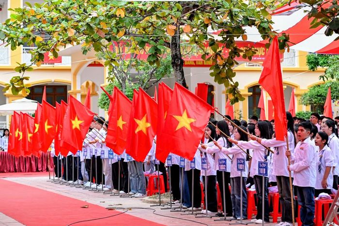 Nghi lễ chào cờ khai giảng năm học 2026-2027 tại Trường trung học phổ thông Lê Quý Đôn. (Ảnh: DUY LINH)