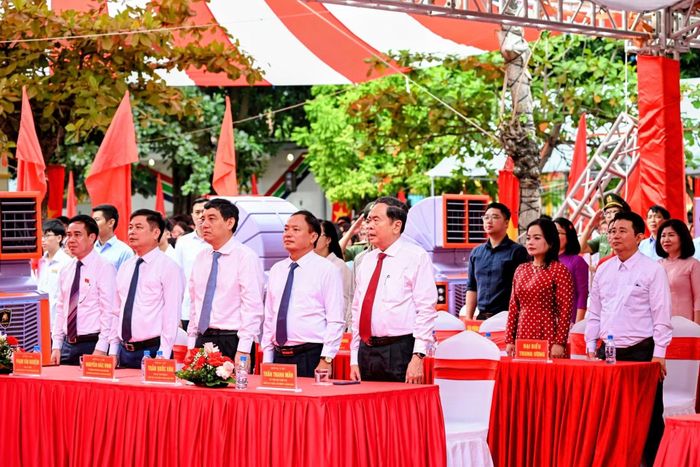 Chủ tịch Quốc hội Trần Thanh Mẫn và các đại biểu thực hiện nghi thức chào cờ. (Ảnh: DUY LINH)