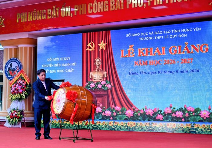 Hiệu trưởng Trường trung học phổ thông Lê Quý Đôn đánh trống khai giảng năm học 2026-2027. (Ảnh: DUY LINH)