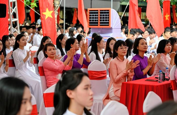 Các thầy cô giáo và các em học sinh Trường trung học phổ thông Lê Quý Đôn hân hoan trong ngày khai giảng năm học mới. (Ảnh: DUY LINH)