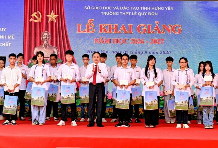 Chủ tịch Quốc hội Trần Thanh Mẫn trao quà, tặng các em học sinh có hoàn cảnh khó khăn vươn lên trong học tập. (Ảnh: DUY LINH)
