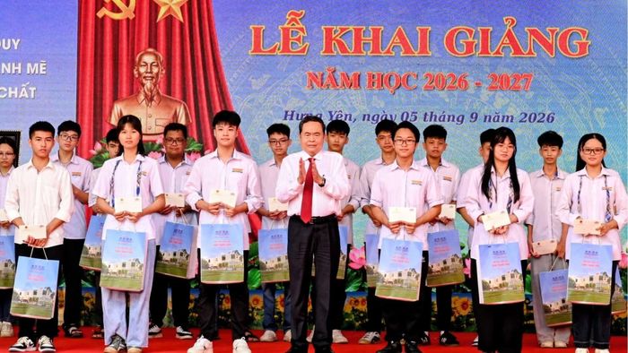 Chủ tịch Quốc hội Trần Thanh Mẫn tặng quà các em học sinh có hoàn cảnh khó khăn vươn lên trong học tập tại Trường trung học phổ thông Lê Quý Đôn. (Ảnh: DUY LINH)