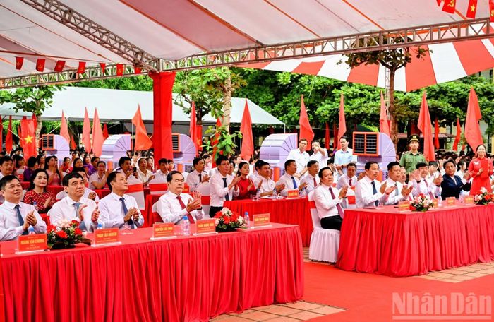 Chủ tịch Quốc hội Trần Thanh Mẫn và các đại biểu dự Lễ khai giảng năm học 2026-2027 tại Trường trung học phổ thông Lê Quý Đôn, tỉnh Hưng Yên. (Ảnh: DUY LINH)