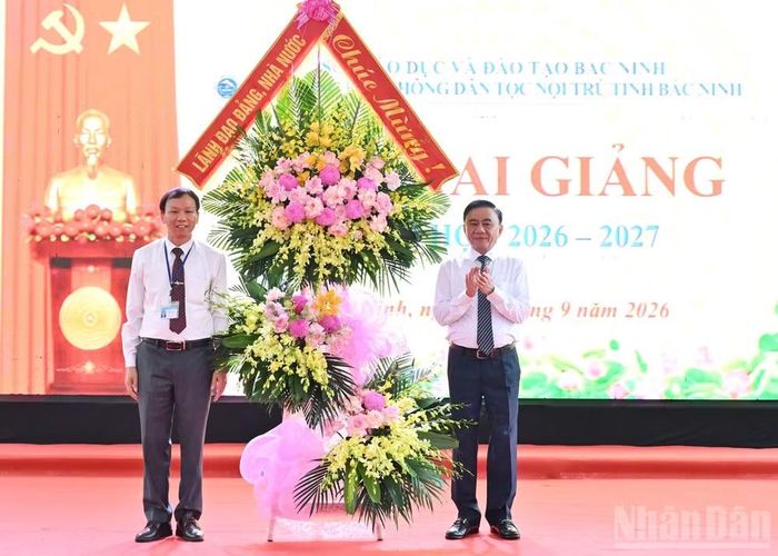 Thường trực Ban Bí thư Trần Cẩm Tú trao quà tặng nhà trường và các em học sinh. (Ảnh: THỦY NGUYÊN)