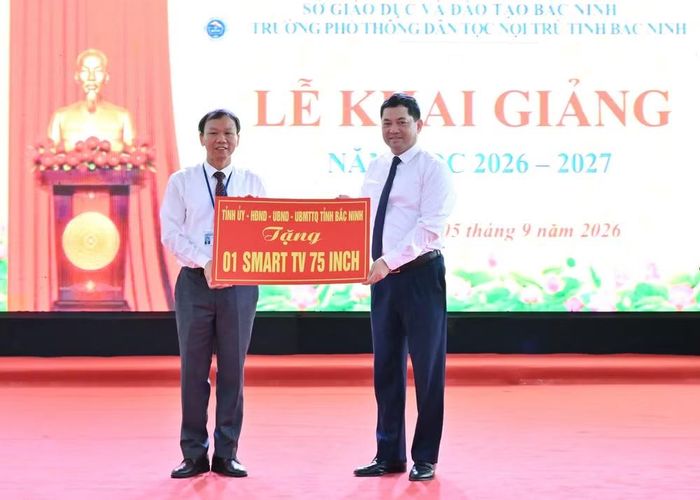 Bí thư Tỉnh ủy Nguyễn Hồng Thái trao quà tặng thầy cô và học sinh nhà trường. (Ảnh: THỦY NGUYÊN)
