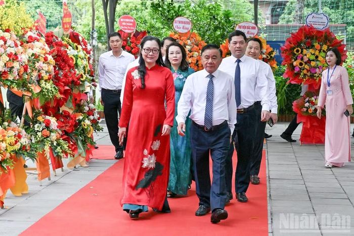 Thường trực Ban Bí thư Trần Cẩm Tú tới dự Lễ khai giảng năm học mới, chung vui cùng các thầy giáo, cô giáo, các em học sinh nhà trường. (Ảnh: THỦY NGUYÊN)