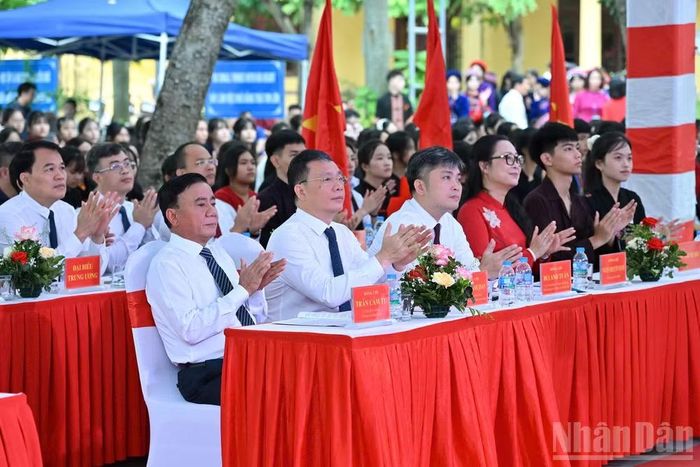 Thường trực Ban Bí thư Trần Cẩm Tú và các đại biểu dự khai giảng tại Trường phổ thông dân tộc nội trú tỉnh Bắc Ninh. (Ảnh: THỦY NGUYÊN)