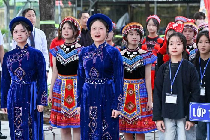 Các em học sinh Trường phổ thông dân tộc nội trú tỉnh Bắc Ninh nô nức tham gia ngày khai giảng. (Ảnh: THỦY NGUYÊN)