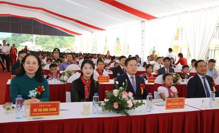 Đồng chí Võ Thị Ánh Xuân, Bí thư Trung ương Đảng, Phó Chủ tịch nước cùng đoàn công tác dự lễ khai giảng tại Trường phổ thông nội trú liên cấp tiểu học và trung học cơ sở Chiềng Sơn. (Ảnh: QUỐC TUẤN)