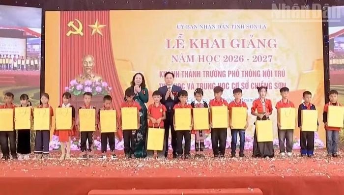 Đồng chí Phó Chủ tịch nước và Bí thư Tỉnh ủy Sơn La tặng quà cho các học sinh nghèo vượt khó đang học tập tại Trường phổ thông nội trú liên cấp tiểu học và trung học cơ sở Chiềng Sơn, tỉnh Sơn La. (Ảnh: QUỐC TUẤN)