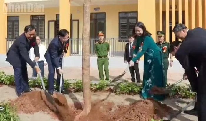Đồng chí Võ Thị Ánh Xuân cùng các đồng chí trong đoàn công tác và lãnh đạo tỉnh Sơn La trồng cây lưu niệm tại Trường phổ thông nội trú liên cấp tiểu học và trung học cơ sở Chiềng Sơn, tỉnh Sơn La. (Ảnh: QUỐC TUẤN)