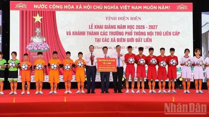 Đồng chí Phạm Gia Túc cùng đồng chí Trần Tiến Dũng, Bí thư Tỉnh ủy Điện Biên trao quà của đồng chí Tổng Bí thư, Chủ tịch nước Tô Lâm gửi tặng thầy, trò nhà trường. (Ảnh: LÊ LAN)