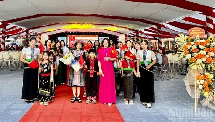 Cô và trò Trường phổ thông nội trú liên cấp Thanh Nưa vui mừng chào đón năm học mới ở ngôi trường mới được xây dựng khang trang. (Ảnh: LÊ LAN)